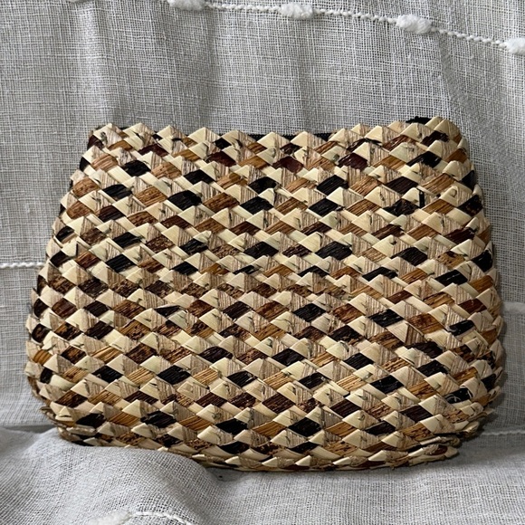 Handcrafted Uganda Made Banana Leaf & Palm Leaf Handwoven Zipper Clutch NWOT - Picture 1 of 10